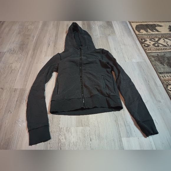 Lululemon - Picture 1 of 7